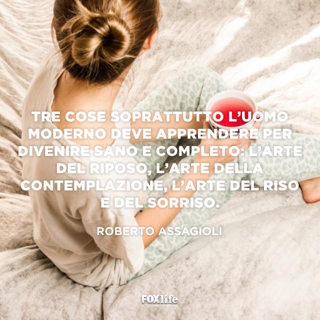 Frase Assagioli Ragazza nel letto con una tazza di tè
