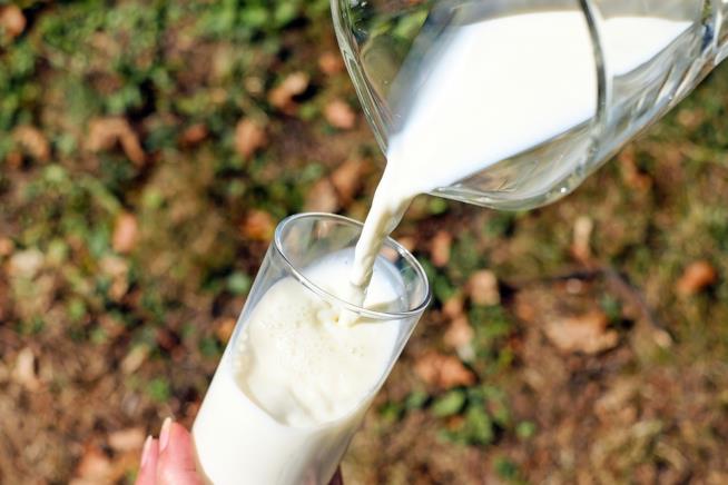 Latte di riso Latte di riso in bottiglia e bicchiere di vetro