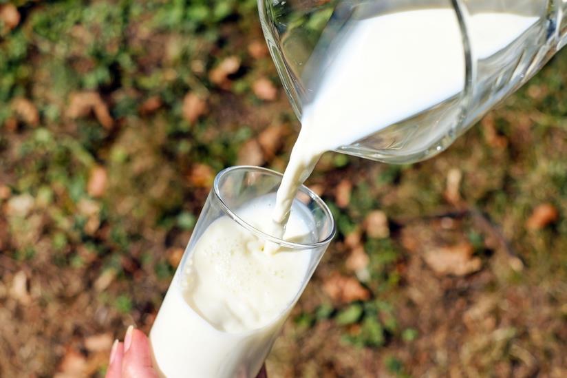 Latte di riso Latte di riso in bottiglia e bicchiere di vetro
