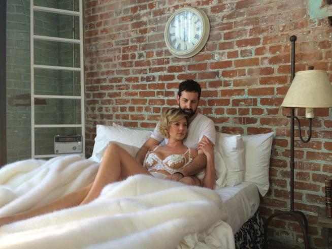 Katherine Heigl posa misteriosamente in lingerie con il marito e lo pubblica sul suo instagram