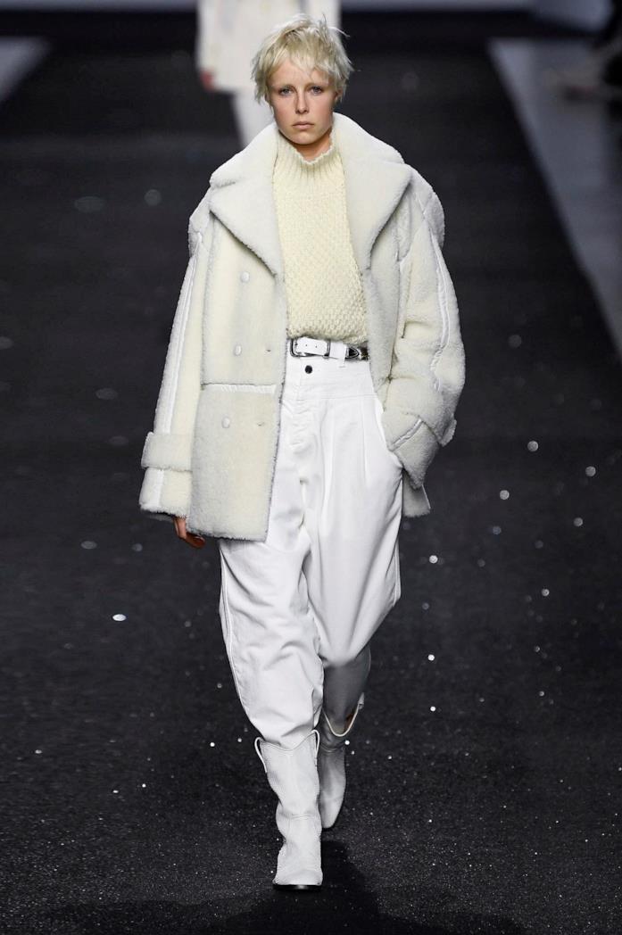 Sfilata Alberta Ferretti Un capo bianco, giacca e pantaloni della sfilata Alberta Ferretti