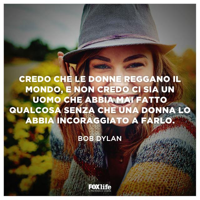 Citazione Bob Dylan Primo piano di una ragazza sorridente
