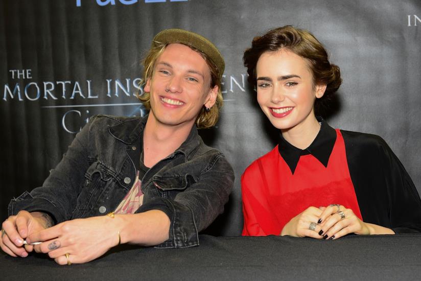 Lily Collins e Jamie Campbell Bower si sono lasciati Lily Collins e Jamie Campbell Bower a un evento
