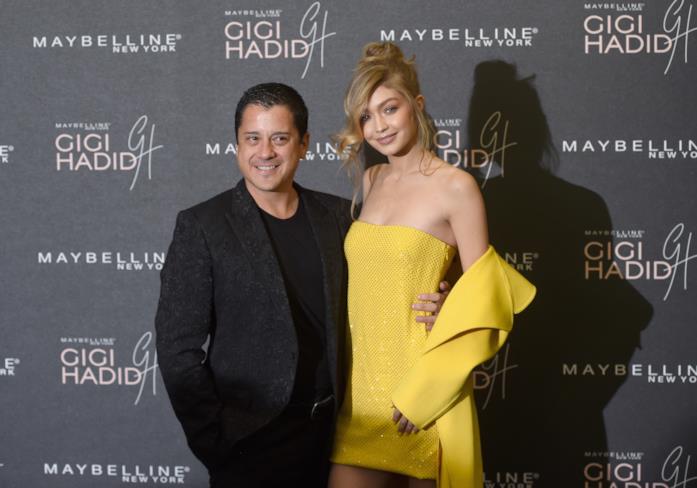 Gigi Hadid Maybelline New York Gigi Hadid in abito giallo a un evento Maybelline New York