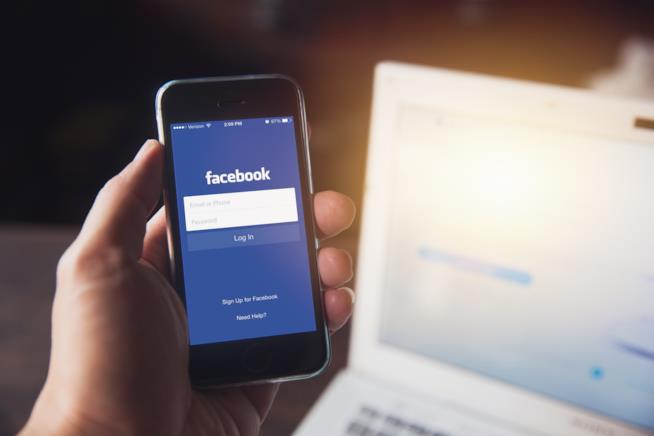 Facebook sta introdurre la possibilità di fare elenchi Uno smartphone aperto sull'applicazione di Facebook