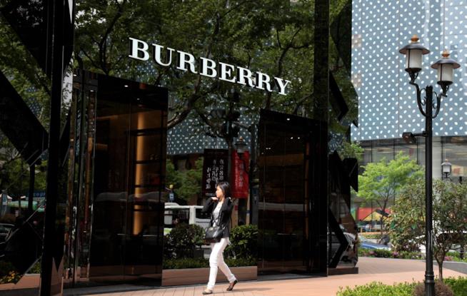 Burberry dice addio alle pellice Uno store Burberry
