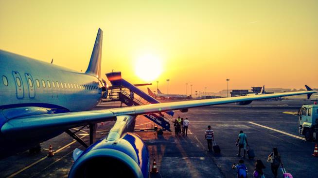 Passeggeri che si imbarcano su un aereo Un aereo imbarca passeggeri