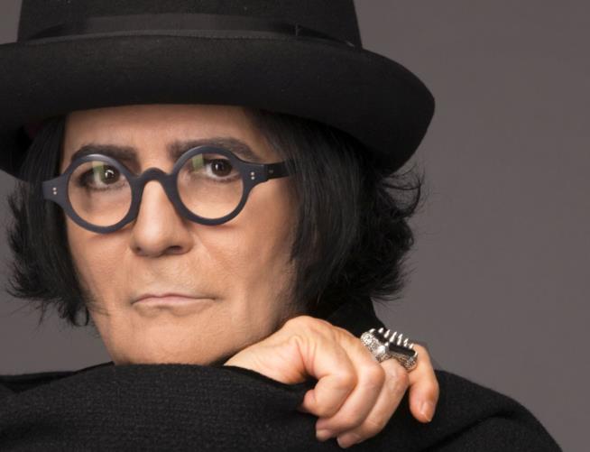 Renato Zero pubblica un doppio album Primo piano di Renato Zero, in nero, con un cappello, occhiali tondi e un anello