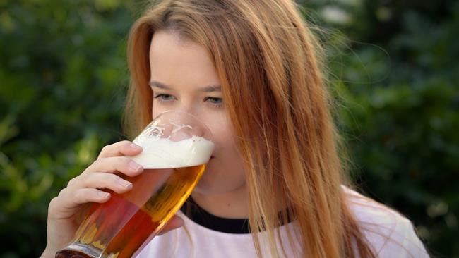 Dieta: le adolescenti rischiano la dipendenza da fumo e alcol Dieta e adolescenti