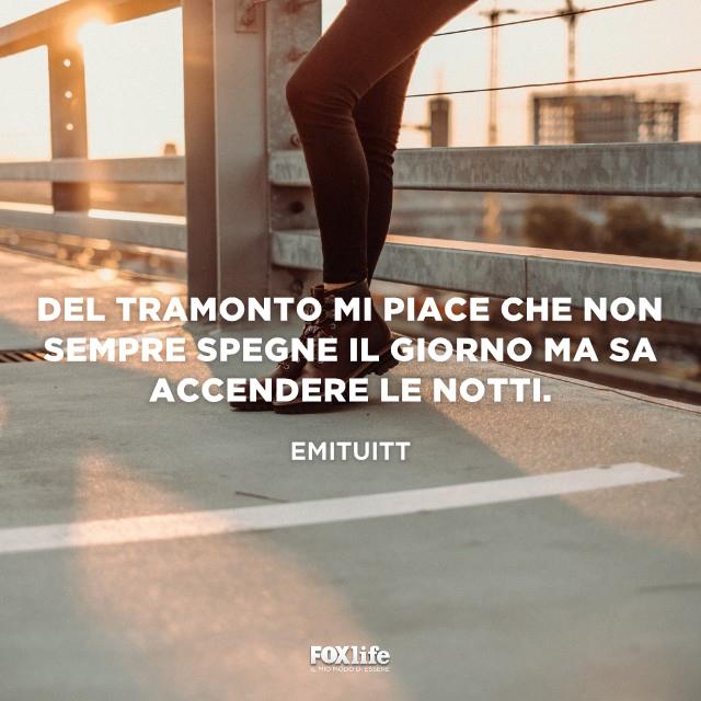 Frase sulla magia del tramonto Dettaglio di gambe di ragazza su un ponte al tramonto