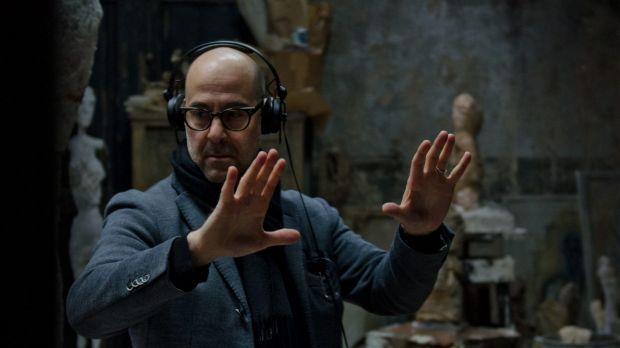Stanley Tucci sul set di Final Portrait Stanley Tucci mentre dirige una scena di Final Portrait