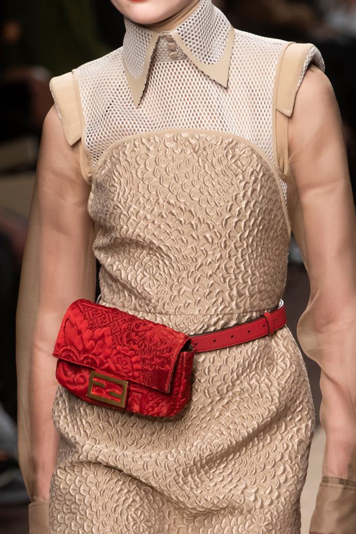 Borse Fendi MFW 19 Borsa rossa Fendi in mood marsupio