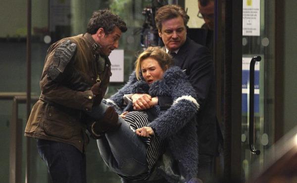 Patrick Dempsey, Renée Zellweger e Colin Firth in Bridget Jones's Baby Patrick Dempsey e Colin Firth sorreggono Renée Zellweger