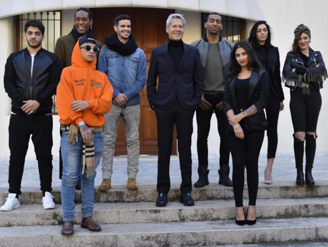 Baglioni con i ragazzi delle Nuove Proposte del Festival di Sanremo Claudio Baglioni sorridente in mezzo agli otto concorrenti delle Nuove Proposte di Sanremo