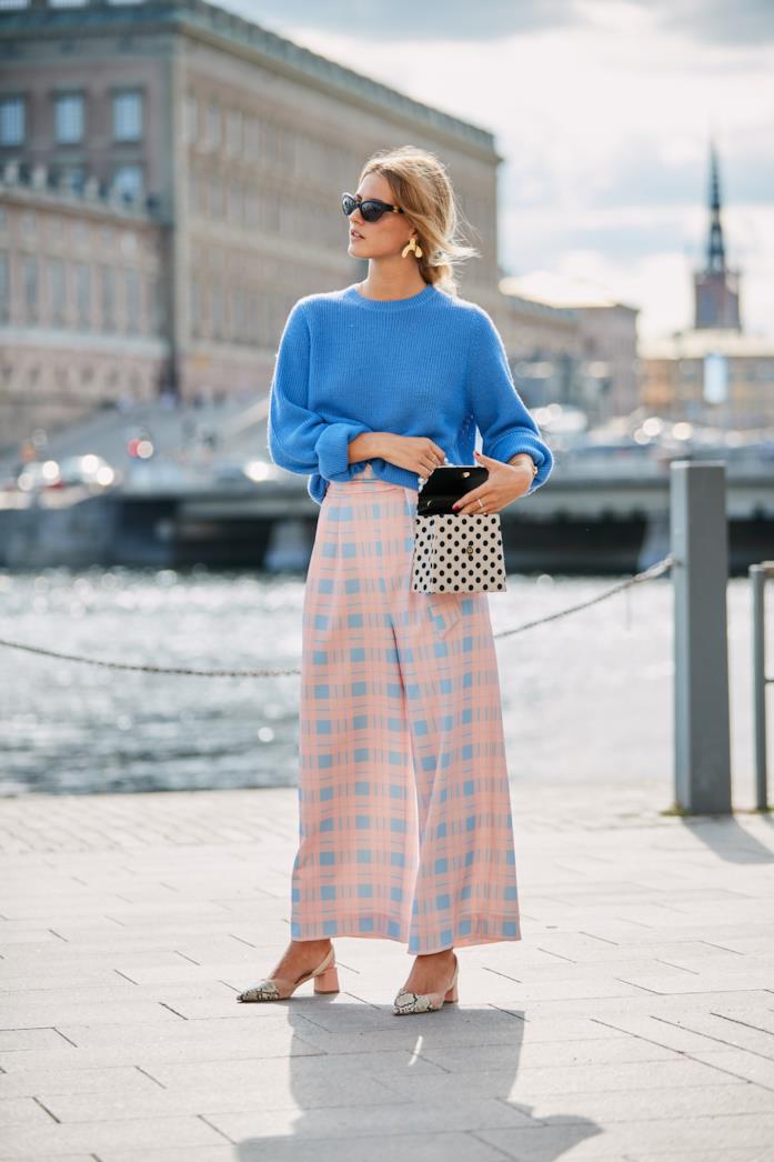 Pantaloni cropped indossati con maglione e décolleté Pantaloni cropped abbinati a maglione e décolleté