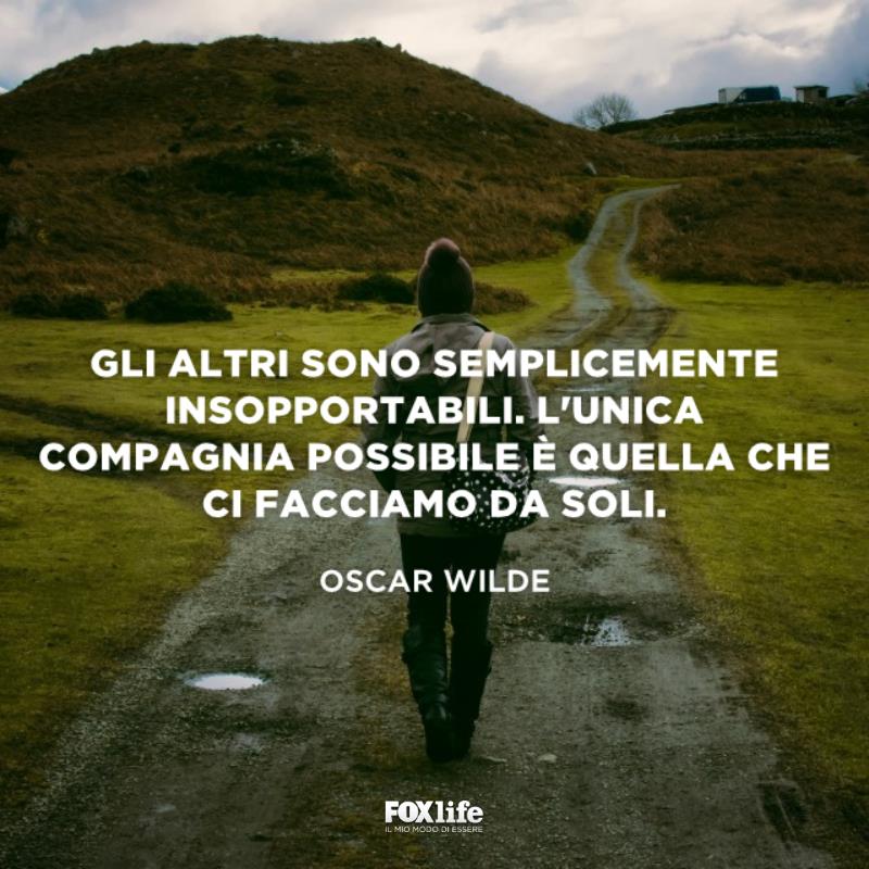Frase stare soli Uomo cammina lungo un sentiero
