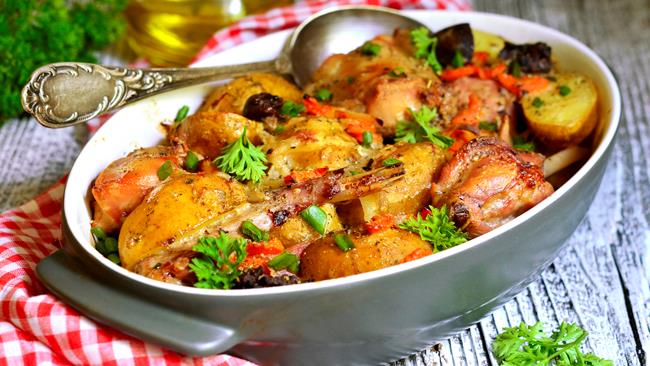 Coniglio al forno con il vino bianco e le patate Coniglio al forno