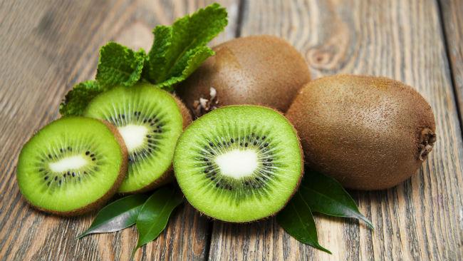 Il kiwi è ricco di vitamina C Il kiwi è nella top 5 della frutta con maggior contenuto di vitamina C