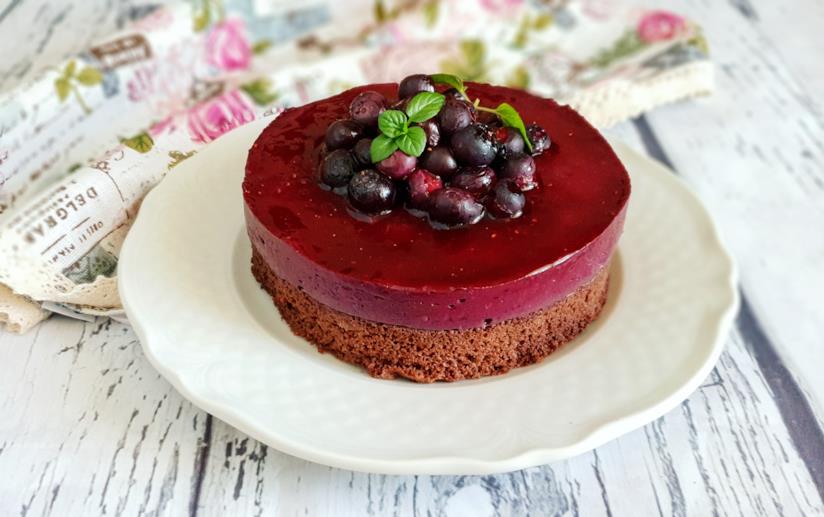Torta con crema al semolino Dolce a strati con frutti di bosco