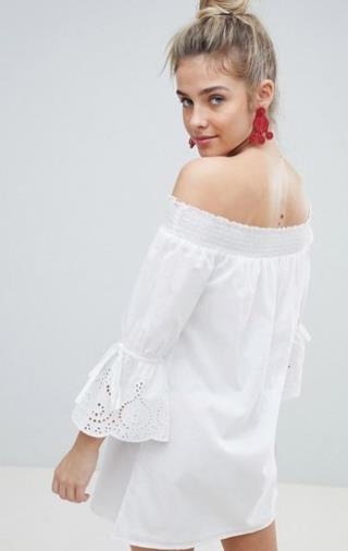 Vestito con scollo alla Bardot e maniche