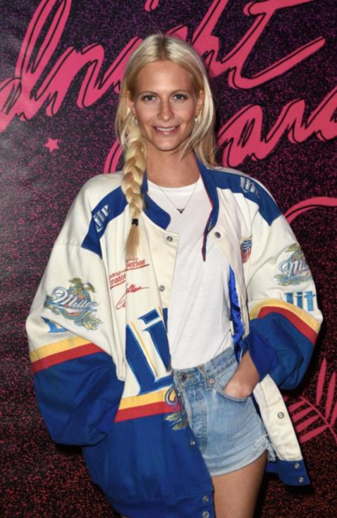 Poppy Delevingne al Coachella 2017 Il maxi bomber di Poppy