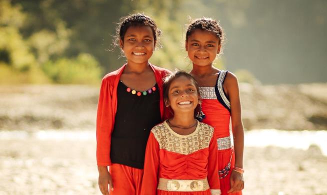 Bambine nepalesi che sorridono Ragazzine nepalesi che sorridono