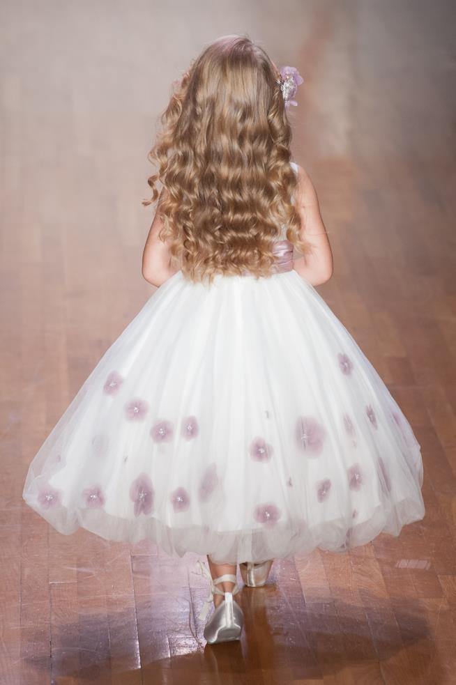 Modella con boccoli sciolti sulle spalle HDImaxTree. Acconciatura Prima Comunione boccoli sciolti
