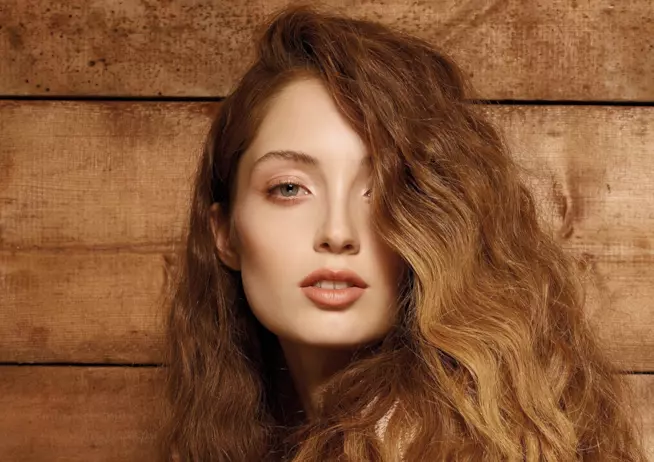Modella per Alfaparf Milano Modella dai capelli ramati per Alfaparf Milano