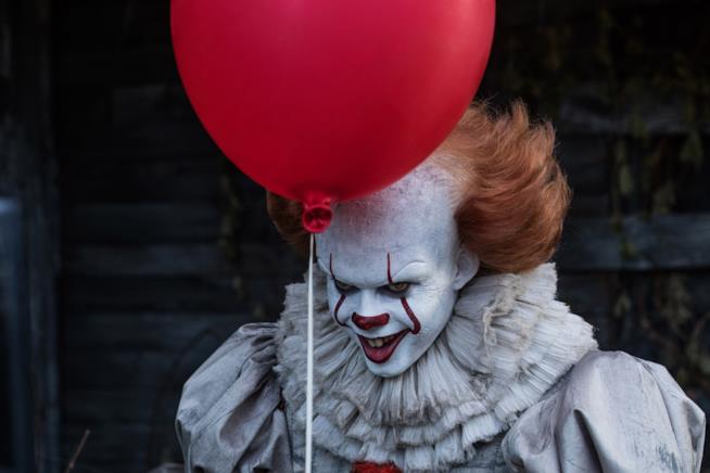 Bill Skarsgård è il clown danzante Pennywise Bill Skarsgård in una scena di IT