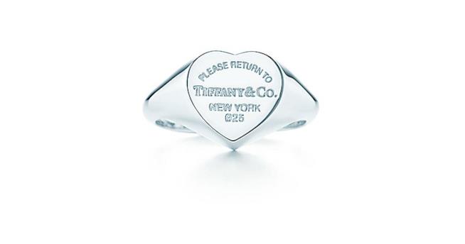 Anello Tiffany Un gioiello è sempre un oggetto molto apprezzato. I brand creano modelli per questa occasione ed alcuni permettono anche una personalizzazione
