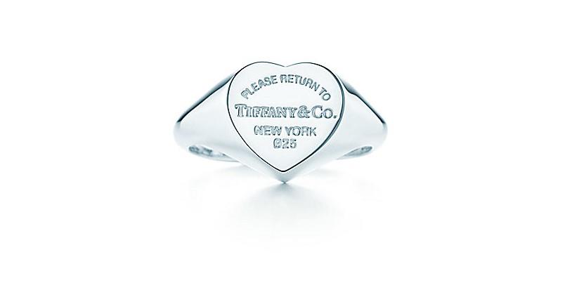 Anello Tiffany Un gioiello è sempre un oggetto molto apprezzato. I brand creano modelli per questa occasione ed alcuni permettono anche una personalizzazione