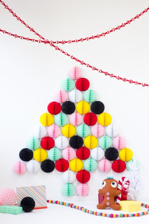 Albero di Natale a nido d'ape Albero di Natale creato con decorazioni a nido d'ape