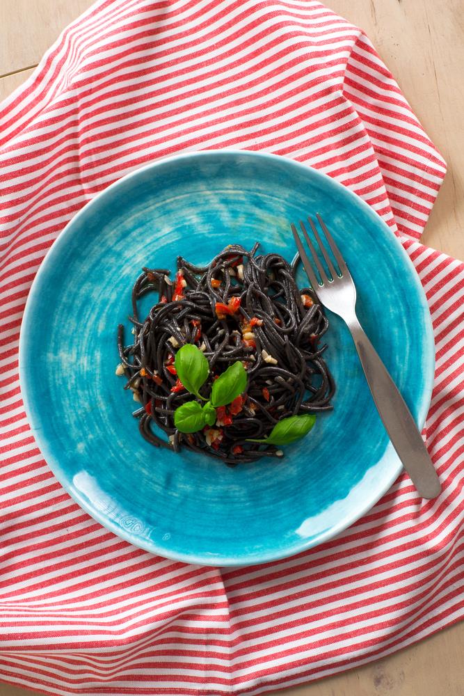 I tagliolini al nero di seppia con condimento di pomodori e seppioline Tagliolini al nero di seppia