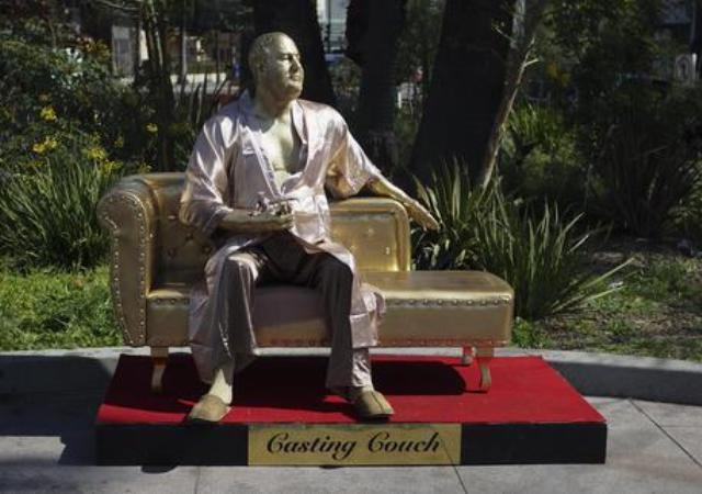 La statua di Harvey Weinstein dello scultore Jesus La statua dorata intitolata Il divano delle audizioni, opera dell'artista Jesus