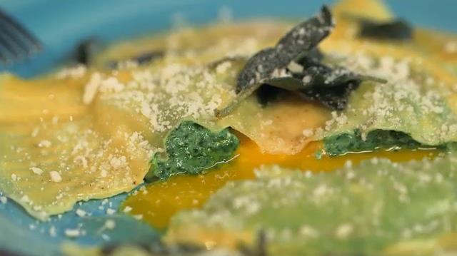 Raviolone fondente con ripieno a base di ricotta e spinaci Raviolone fondente con ricotta e spinaci