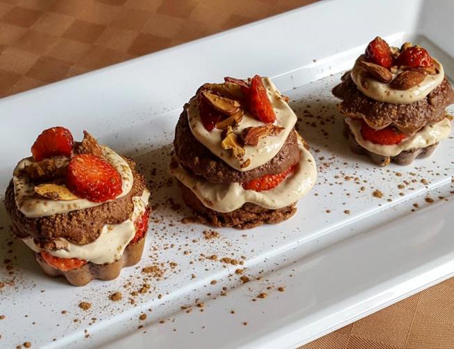 Cupcakes senza farina con crema di quark magro e fragole Tortini alla crema e fragole