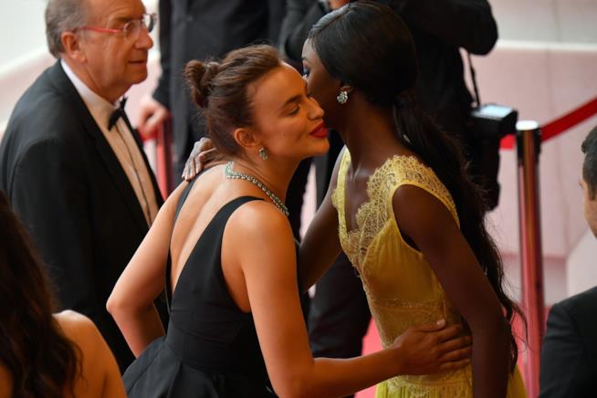 I red carpet di Irina Shayk e Leomie Anderson Collage sui look di Irina Shayk e Leomie Anderson