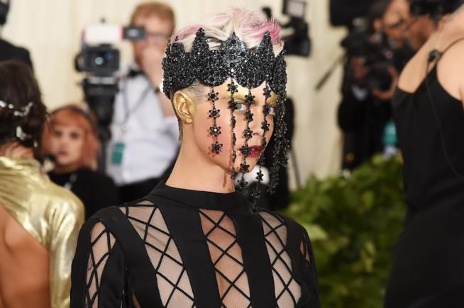 Cara Delevingne ha sfoggiato capelli dalle punte porpora al MET Gala 2018 Cara Delevingne al MET Gala 2018