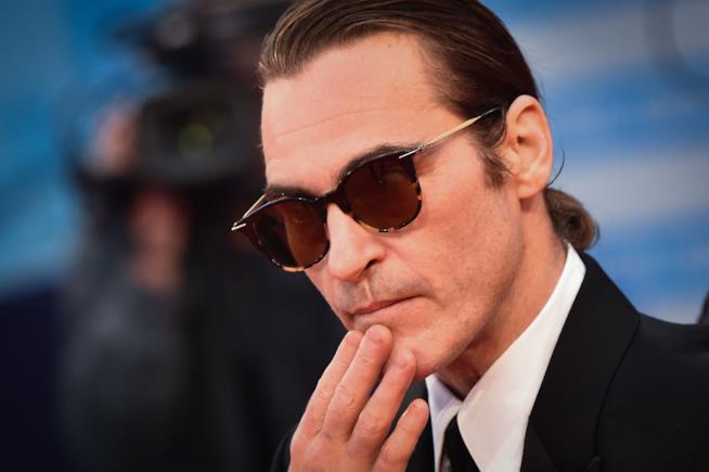 Joker: Joaquin Phoenix nei panni del villain in un video dal set del film Joaquin Phoenix