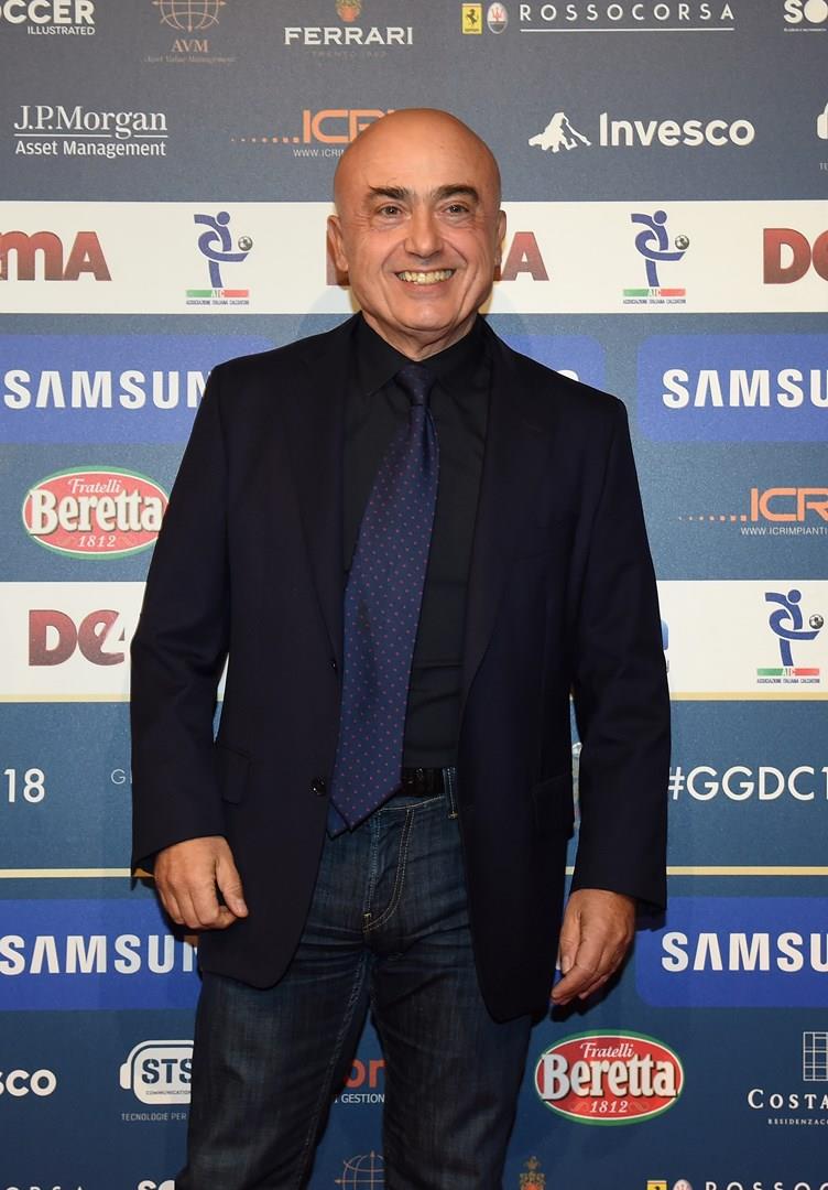 Paolo Cevoli Paolo Cevoli, in nero, in piedi, sorride