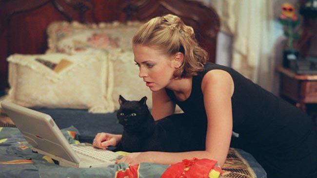 Salem con Sabrina in una scena della serie TV Salem e Sabrina sul letto in una scena della serie Sabrina vita da strega