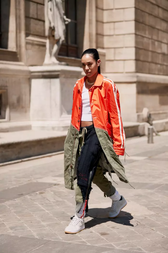 Fluo Outfit composto da giacca fluo dallo Street Style di Parigi 2019