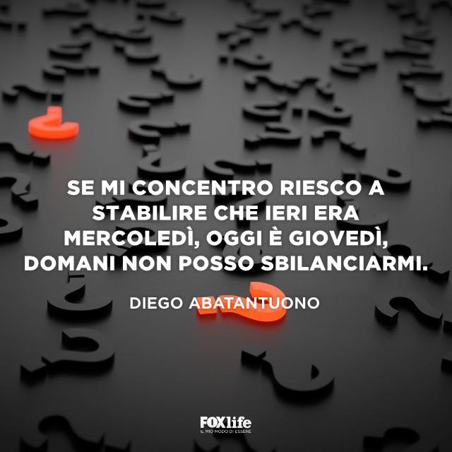 Frase Abatantuono Punti interrogativi neri e rossi in rilievo su sfondo nero