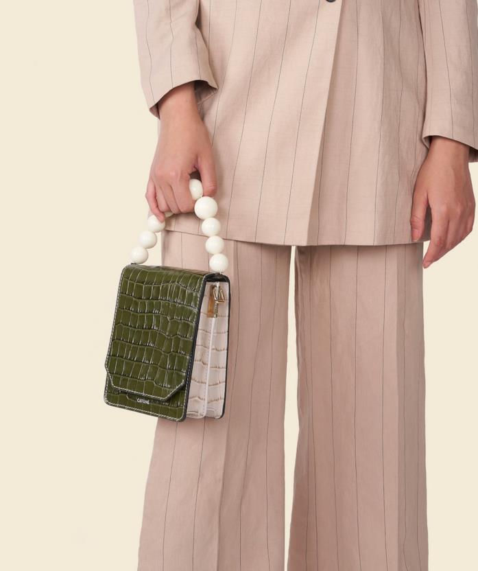 Borsa Cafuné Fern Borsa Cafuné Fern su un outfit-tailleur