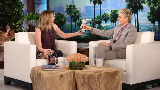Ellen Pompeo intervistata da Ellen DeGeneres su Grey's Anatomy e Derek Shepherd Ellen Pompeo insieme a Ellen Degeneres durante una puntata dello show