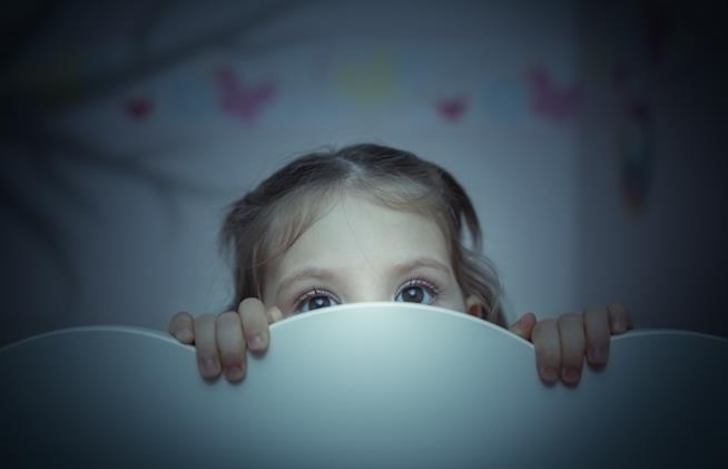 crescere figli insicuri bambina spaventata nel suo letto