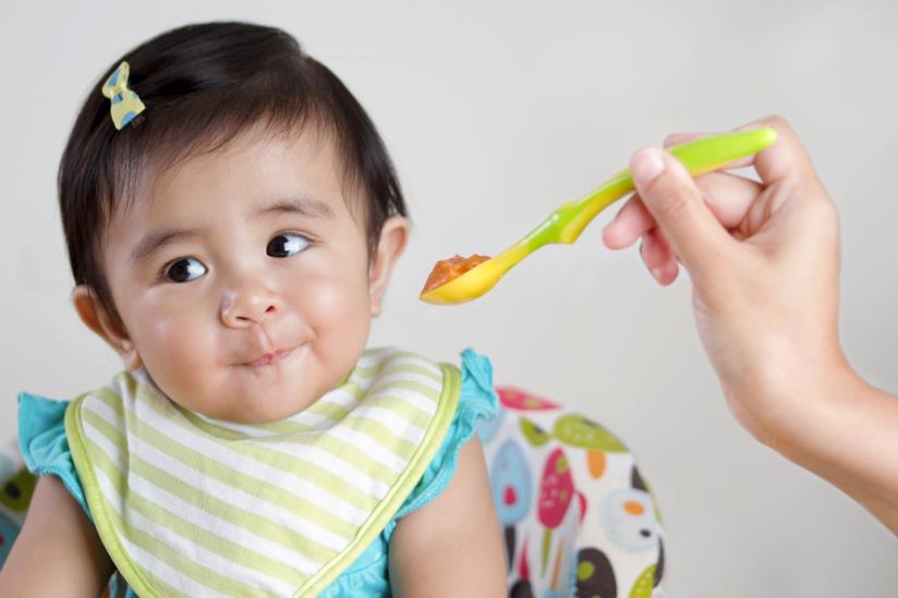 Consigli per lo svezzamento dei neonati Neonata che mangia