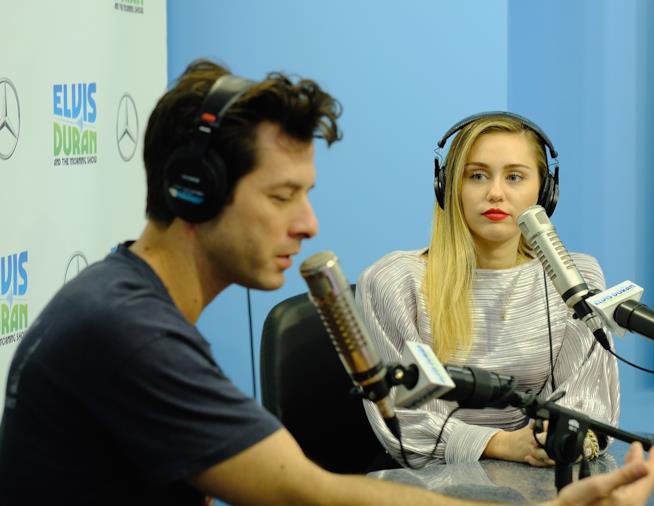 Nella prima hit parade inglese del 2019 è di nuovo Top Ten per Mark Ronson & Miley Cyrus Il duetto di Mark Ronson e Miley Cyrus fra le canzoni del momento più ascoltate nella classifica UK