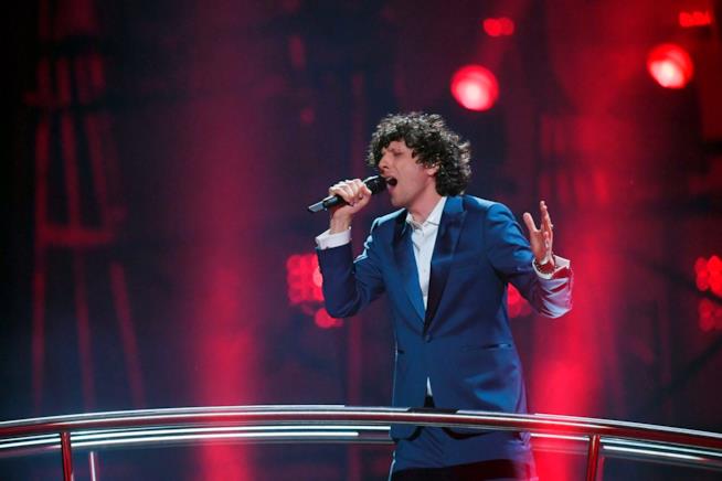 Ecco l'audio e il testo di "Un'altra volta da rischiare", il singolo inedito di J-Ax ed Ermal Meta. Ermal Meta che canta.