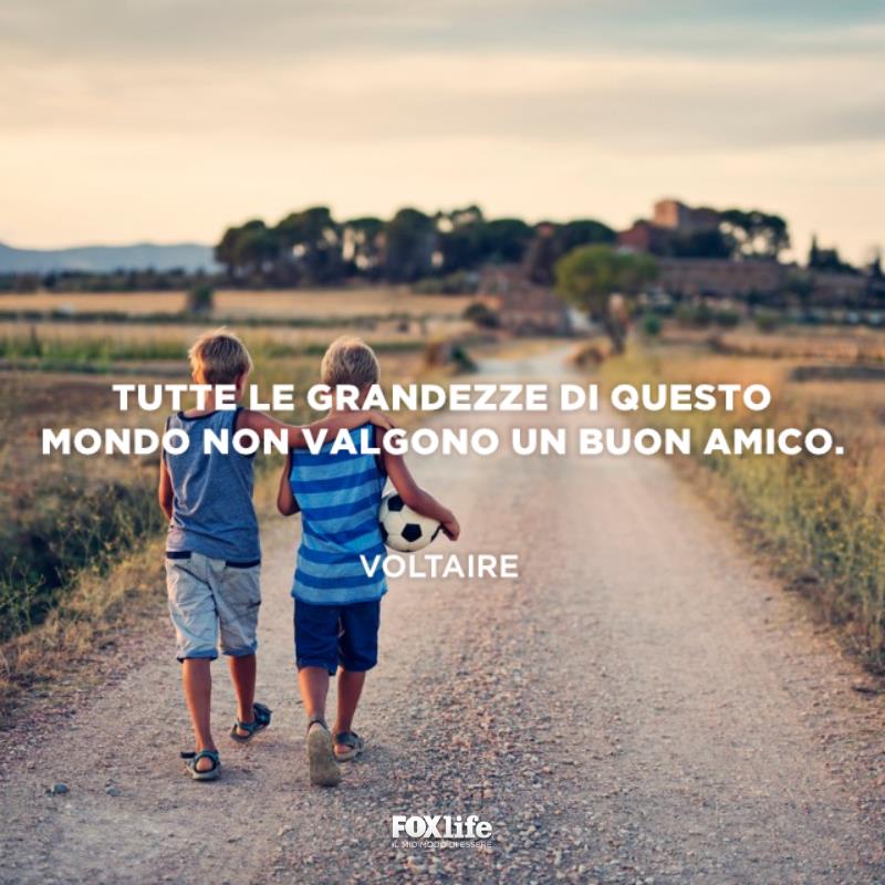 Frase buon amico Ragazzini lungo una strada